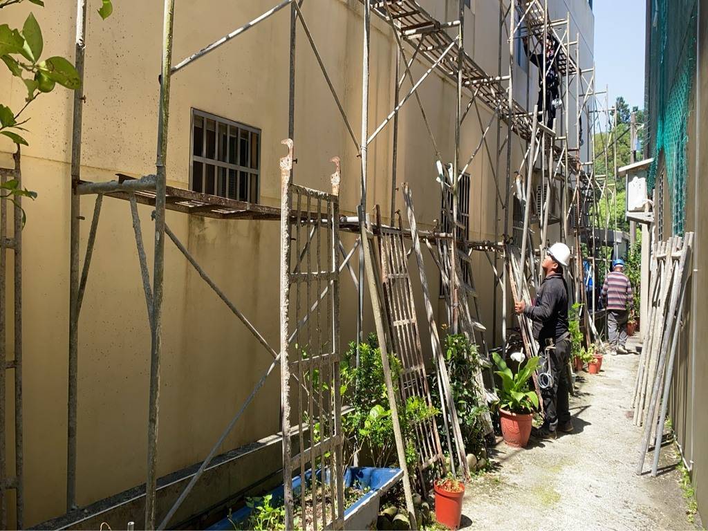 透天厝屋頂漏水怎麼修?從搭鷹架開始的專業流程解析